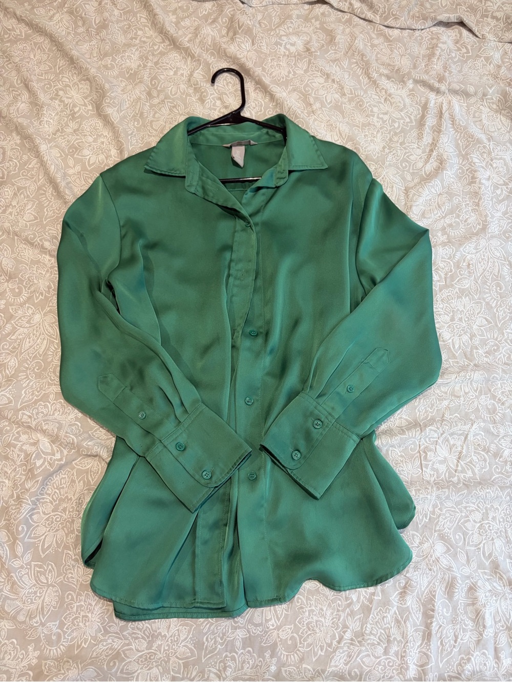 Women’s Emerald Green Satin Button-Up Blouse H&M long sleeve like new runs Big